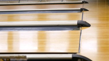 Spor merkezinde bir bowling salonunda bowling oynarken topu olan adam. Medya. Hattan bowling pimleri içine bir bowling topu atmak