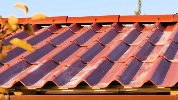 Telhado vermelho e céu azul. Imagens de stock. telhado de ardósia vermelho da casa — Fotografia de Stock