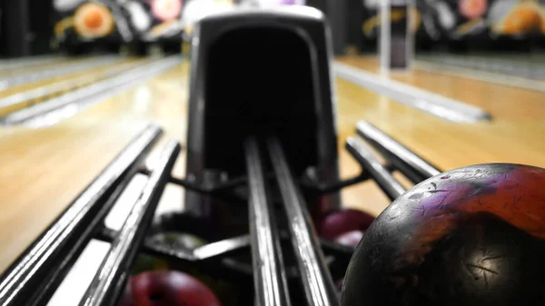 Rack per palle da bowling primo piano. I media. Bowling club per divertimenti e competizioni — Foto Stock