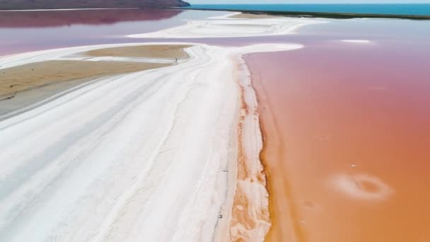 Koyazhskoe See in der Republik Krim im Sommer, Luftaufnahme. Schuss. atemberaubende Naturlandschaft des rosafarbenen ungewöhnlichen Sees mit weißen Salzbänken. — Stockvideo