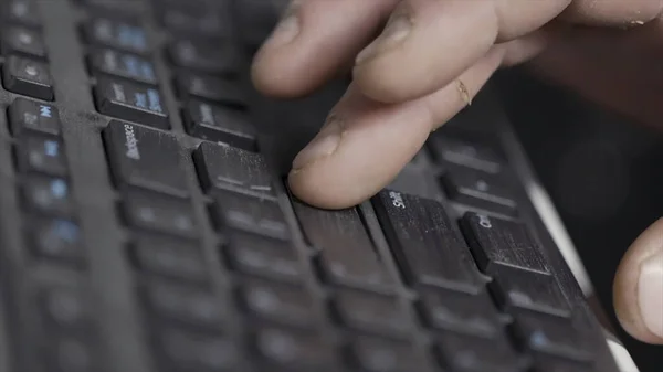 Primer plano del dedo sobre las teclas negras del ordenador portátil pulsando el botón Intro, computadoras y tecnologías concepto. Acción. Hombre dedo empujando entrar clave en el teclado negro portátil . — Foto de Stock