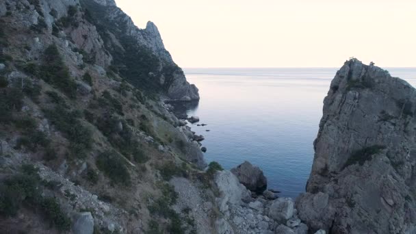 Acque calme e limpide con scogliere e cielo blu sullo sfondo. Gli hanno sparato. Splendido colore blu brillante dell'Oceano Pacifico in una giornata di sole, paesaggio marino . — Video Stock