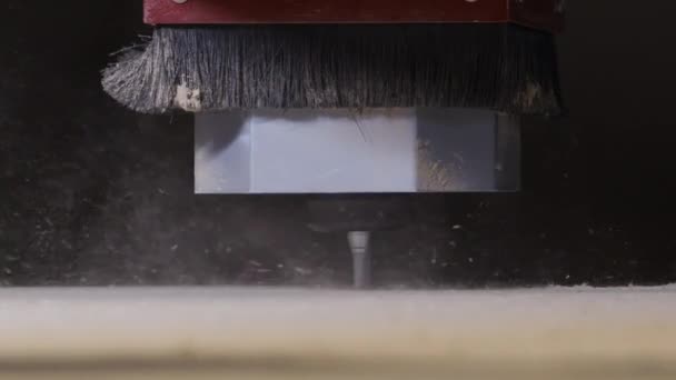 Sluiten van houtfreesmachine in actie met overal rondvliegend houten stof. Actie. Modern gereedschap tijdens het snijden van houten platen proces, productie concept. — Stockvideo