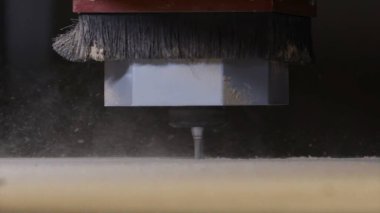 Ahşap tozu havada uçuşurken odun değirmen makinesini kapat. Başla. Tahta kesme işlemi sırasında modern araç, üretim kavramı.