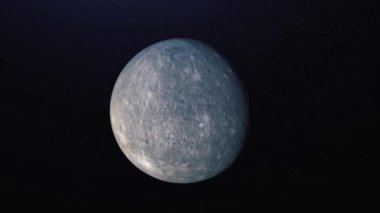 Gri ayın kendi ekseni etrafında tam devrim yaparak dış uzayda dönmesinin soyut animasyonu. Animasyon. Ayın astronomik arka planı, 3D gri küre güneş ışığıyla aydınlanıyor..