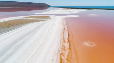 Ukrayna, Kırım 'daki eşsiz tuzlu göl manzarası. Güneşli bir yaz gününde, alışılmadık parlak renk gölünde tuz kristalleri ile doğal arka plan.