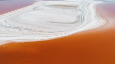 Koyazhskoe Gölü yaz mevsiminde Kırım Cumhuriyeti 'nde, gökyüzü manzaralı. Vuruldu. Pembe sıradışı gölün nefes kesici doğal manzarası ve beyaz tuz bankaları..