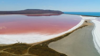 Ukrayna, Kırım 'daki eşsiz tuzlu göl manzarası. Güneşli bir yaz gününde, alışılmadık parlak renk gölünde tuz kristalleri ile doğal arka plan.