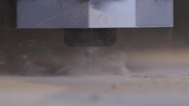 Close-up de madeira de corte em uma fresadora CNC com aparas de madeira voando para os lados. Acção. Máquina com controle numérico de corte de viga de madeira . — Vídeo de Stock