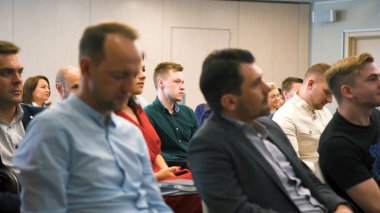 Fransa, Marsilya, 10.10.2019: Halka açık iş konferansı, konferans salonunda seyirci. - Sanat. İş ve girişimcilik kavramı, insanlar konuşmacıları dinler.