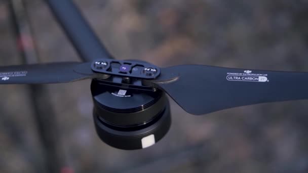 Närbild av svarta quadcopter blad på suddig bakgrund, videofilmning och modern teknik koncept. Klipp. Delar till kvadrotor, svart propeller. — Stockvideo