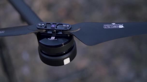 Zbliżenie czarnych quadcopter ostrzy na rozmytym tle, nagrywania wideo i koncepcji nowoczesnych technologii. Klip. Części kwadrantu, śmigła czarnego. — Wideo stockowe