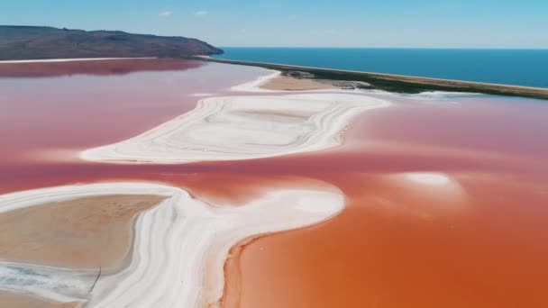 Wunderschöne Luftaufnahme der Laguna Colorada oder des Roten Sees, einem flachen Salzsee im Südwesten des Altiplanos von Bolivien. Schuss. eduardo avaroa anddean fauna nationales reservat — Stockvideo