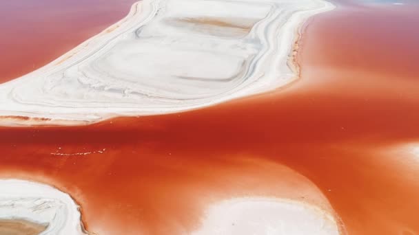 Vista aérea de la hermosa Laguna Roja Lago Rojo e islas de sal. Le dispararon. Reserva Nacional Fauna Andina Eduardo Avaroa, Bolivia — Vídeo de stock