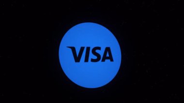 Vize ikonu siyah arka planda küçük parçacıklara bölünüyor, nakit parasız para konsepti. Animasyon. Vize bankasının kredi kartının mavi logosu dönüyor ve noktalar bulutuna dönüşüyor.