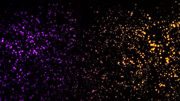 De nombreuses particules violettes et jaunes scintillantes dans l'espace volent vers le haut sur fond noir. Animation. Fond abstrait généré par ordinateur avec des points colorés mobiles . — Video