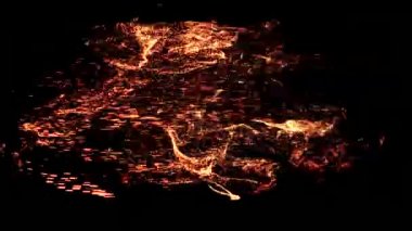 Siyah arkaplandaki oval şekilli siyah hilal, gece gökyüzü. Animasyon. Küçük dönen parçacıklardan oluşan soyut turuncu yarım ay.