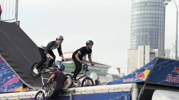 Moscú 14.10.2019. Bmx ciclistas mientras engaña delante del público, el deporte y el concepto extremo. Acción. Chico saltar en skatepark en la competencia. Hombre valiente y fuerte haciendo trucos . — Foto de Stock