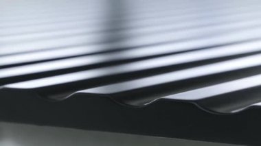 Siyah çatıya su geçirmez malzeme, inşaat ve bina konseptine yakından bakın. Başla. Çatı katmanının kenarı, koyu kiremitler..