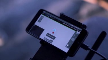 Akıllı telefon ekranını Google Maps, web haritalama hizmeti uygulaması, teknoloji konsepti ile kapatın. Şarjör. Bulanık arkaplanda bulunan aygıt ekranında geçerli konuma sahip çevrimiçi harita.