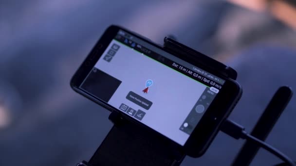 Gros plan de l'écran du smartphone avec Google Maps, application de service de cartographie Web, concept technologique. Clip. Carte en ligne avec l'emplacement actuel sur l'écran de l'appareil sur fond flou . — Video