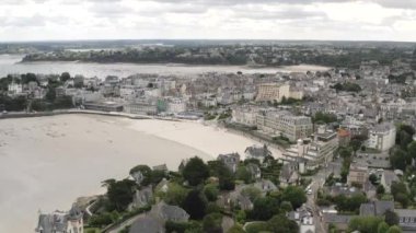 Gri bulutlu gökyüzüne karşı Avrupa 'nın nehir kenarındaki güzel tarihi ve modern binaların hava manzarası. Başla. Eski ve modern Avrupa mimarisine inanılmaz bir bakış açısı