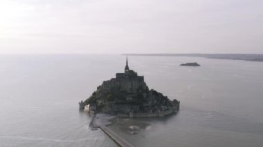 Nehir kenarındaki küçük adada yer alan ünlü Fransız simgesi Mont-Saint-Michel'in havadan görünümü. Eylem. Eski gotik mimarinin muhteşem görünümü