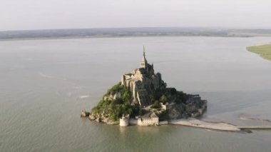 Ünlü Mont Saint-Michel, nehir kenarında küçük bir adada Paris'in batısında Normandiya'da bulunan bir kasabanın havadan görünümü. Eylem. Eski gotik mimarinin muhteşem görünümü