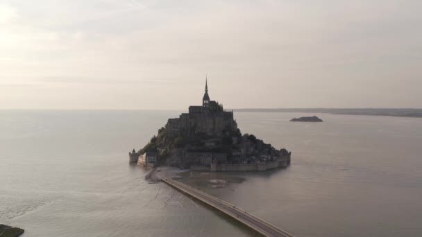 Vista aérea do famoso marco francês Mont-Saint-Michel localizado na pequena ilha perto da ribeira. Acção. Vista incrível da antiga arquitetura gótica — Vídeo de Stock