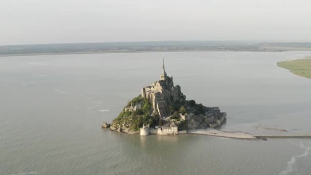 Vista aérea del famoso Mont Saint-Michel, una ciudad situada en Normandía, al oeste de París, en la pequeña isla cerca de la orilla del río. Acción. Increíble vista de la arquitectura gótica antigua — Vídeos de Stock
