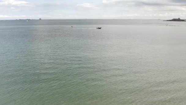 Vista aérea de barco a motor branco e bicicleta de água vermelha navegando no mar ou rio em dia ensolarado. Acção. Resort de verão — Vídeo de Stock