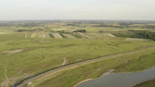 Veduta aerea del grande fiume circondato da campi agricoli contro il cielo grigio nuvoloso. Azione. Veduta aerea del paesaggio rurale . — Video Stock