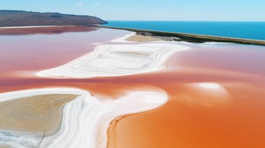 Bolivya 'nın Altiplano bölgesinin güneybatısında bulunan Laguna Colorada ya da Kızıl Göl' ün güzel hava manzarası. Vuruldu. Eduardo Avaroa ve Fauna Ulusal Rezervi