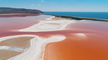 Bolivya 'nın Altiplano bölgesinin güneybatısında bulunan Laguna Colorada ya da Kızıl Göl' ün güzel hava manzarası. Vuruldu. Eduardo Avaroa ve Fauna Ulusal Rezervi