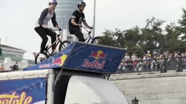 Moscow 14.10.2019: BMX 자전거를 타는 사람들 이 대중, 스포츠, 그리고 극단적 인 개념 앞에서 속임수를 쓰는 동안. 행동. 남자 애가 스케이트 파크에서 경쟁하고 있어. 용감하고 강한 남자가 속임수를 쓰고 있어. — 비디오