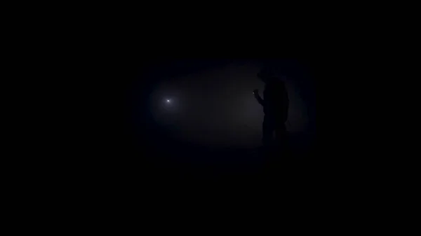 Hombre explorando una enorme cueva subterránea con tenue antorcha, aventura y concepto de viaje. Imágenes de archivo. Peligroso, aterrador oscuridad completa dentro de la cueva, blanco y negro . — Foto de Stock