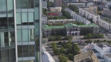 Vysotskiy gökdeleni ve arkasında da Yekaterinburg 'un merkezi olan Rusya' nın cam cephesini kapatın. Stok görüntüleri. Yazın modern şehrin havası..