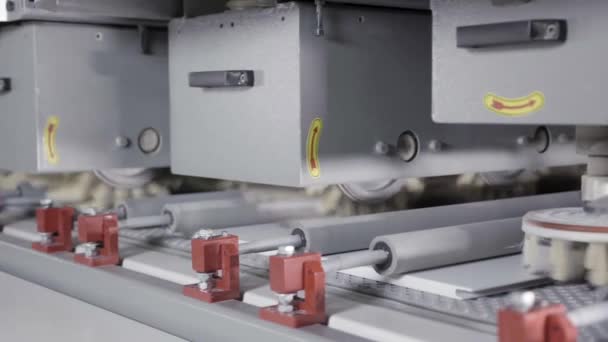 Nahaufnahme einer elektrischen Schleifmaschine, die in einer Fabrik mit rotierenden und polierenden Bürsten arbeitet. Aktion. Möbelfabrik und professionelle Ausrüstung. — Stockvideo