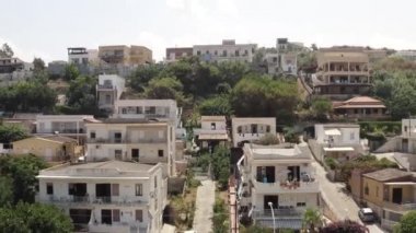 Sıcak yaz gününde deniz kıyısındaki küçük otellerin hava manzarası mavi bulutlu gökyüzüne karşı. Başla. Güzel yaz tatili