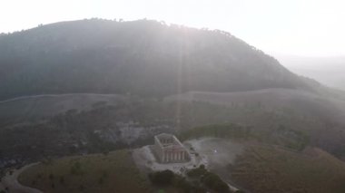 Atina 'daki yüksek tepenin üzerindeki antik tapınağın havadan görünüşü. Başla. Olympian Tapınağı aynı zamanda Olimpos Zeus Sütunları olarak da bilinir..