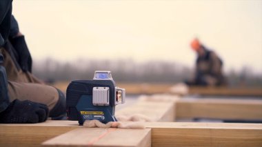 Yeşil çayır üzerine inşa edilmiş siyah kapılı ahşap eve yaklaşan kamera, ekoloji konsepti. - Sanat. Ormanın yakınındaki köydeki ahşap kulübe..
