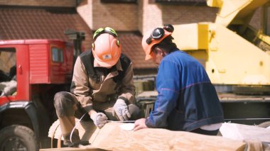 Orman tepeleri ve mavi gökyüzü manzaralı arka planla kırsal tarım alanının kapısından geçmek. - Sanat. Kırsalda küçük ahşap evler.