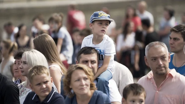 Alemania - Berlín, 08.21.2019: Multitud de visitantes al aire libre. Acción. Familias con niños de pie en la plaza sobre fondo borroso . — Foto de Stock