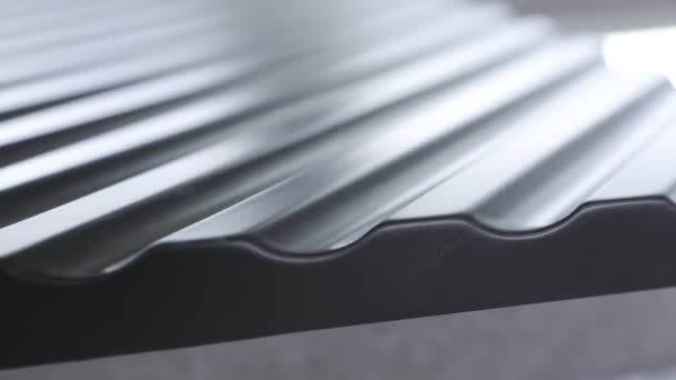 Côté rapproché des tuiles de toit ondulées noires sur fond flou. L'action. Toiture ondulée noire, matériaux de construction .