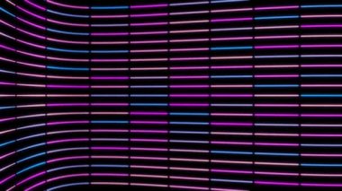 Soyut renkli fütüristik geometrik çizgiler siyah arka planda hızlı hareket ediyor, kusursuz döngü. Animasyon. Dar yatay bükülmüş çizgiler.