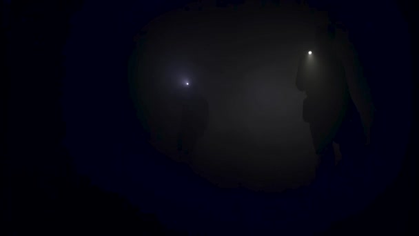 Silhuetas de exploradores dentro do túnel de uma antiga mina de carvão abandonada. Imagens de stock. Pessoas dentro da mina segurando lanternas e procurando a saída . — Vídeo de Stock