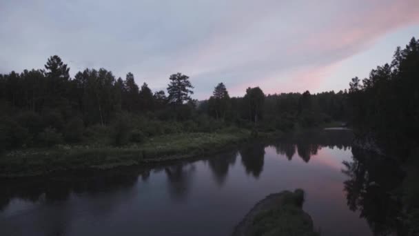 Západ slunce nad jezerem v Ontariu v Kanadě s oblačným západem slunce na pozadí. Záběry ze skladu. Přírodní krajina se zeleným lesem, loukou a klidnou řekou. — Stock video