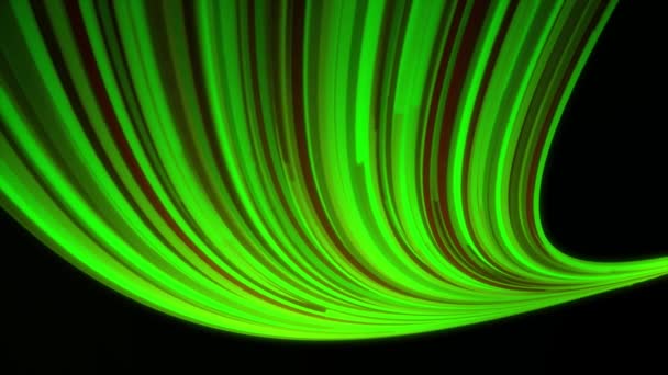 Coda verde 3D formata da linee strette che scorrono su sfondo nero. Animazione. Raggi colorati al neon fluiscono in una traiettoria arcuata, linee curve che sembrano una parte di un anello . — Video Stock