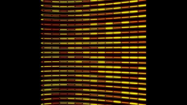 Abstrakcyjne kolorowe linie podzielone na małe segmenty płynące na czarnym tle, bezszwowa pętla. Animacja. Cyfrowe poziome rzędy wąskich żółtych i czerwonych pasków. — Wideo stockowe