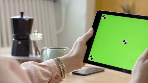Κοντινό πλάνο της όμορφης νεαρής γυναίκας που εργάζεται σε tablet με πράσινη οθόνη. Στικ. Θηλυκά χέρια κρατήστε και κρατήστε πατημένο στην πράσινη οθόνη του tablet. Εργασία σε tablet ως ελεύθερος επαγγελματίας — Αρχείο Βίντεο
